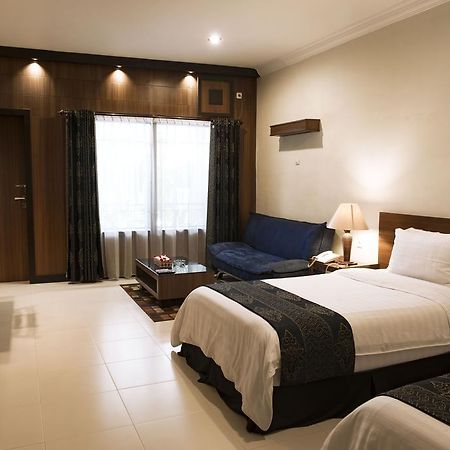 Atsari Hotel Parapat Buitenkant foto