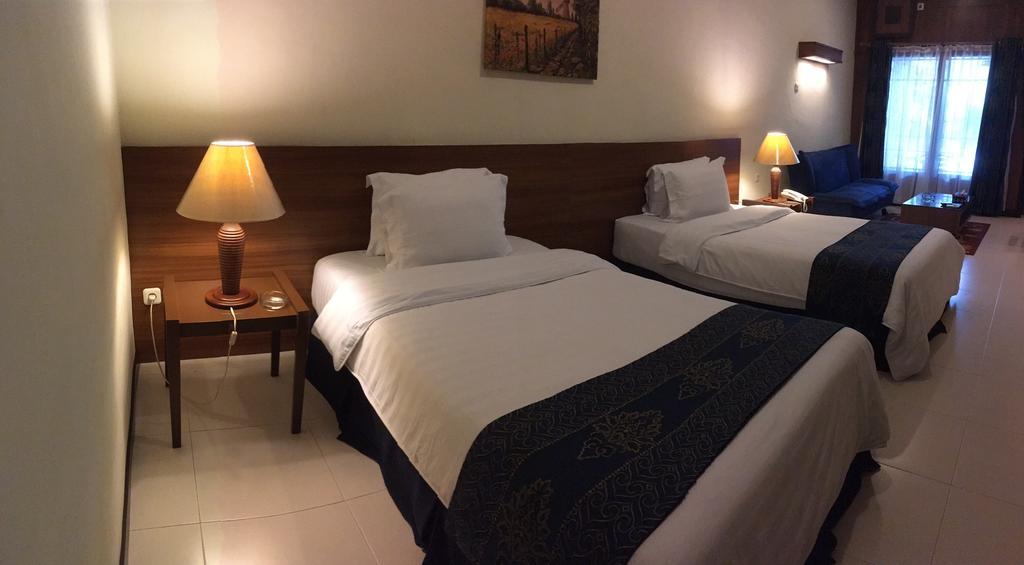 Atsari Hotel Parapat Buitenkant foto