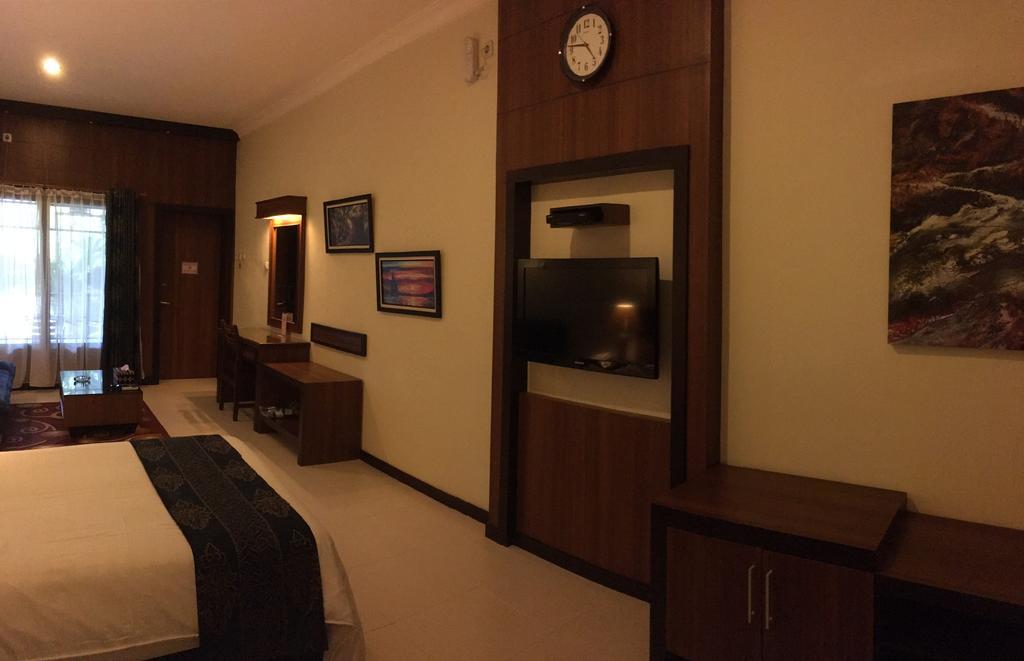 Atsari Hotel Parapat Buitenkant foto