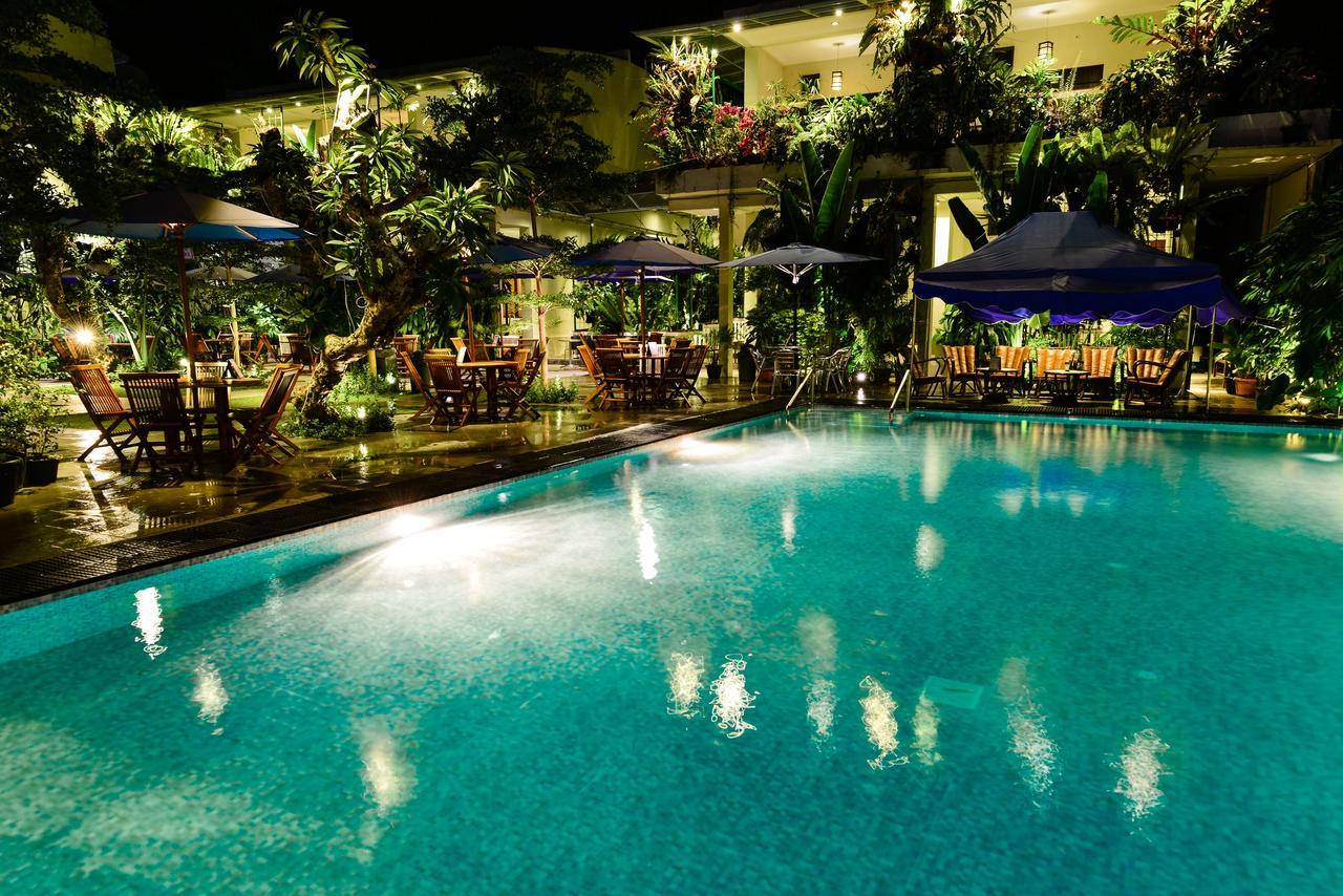 Atsari Hotel Parapat Buitenkant foto