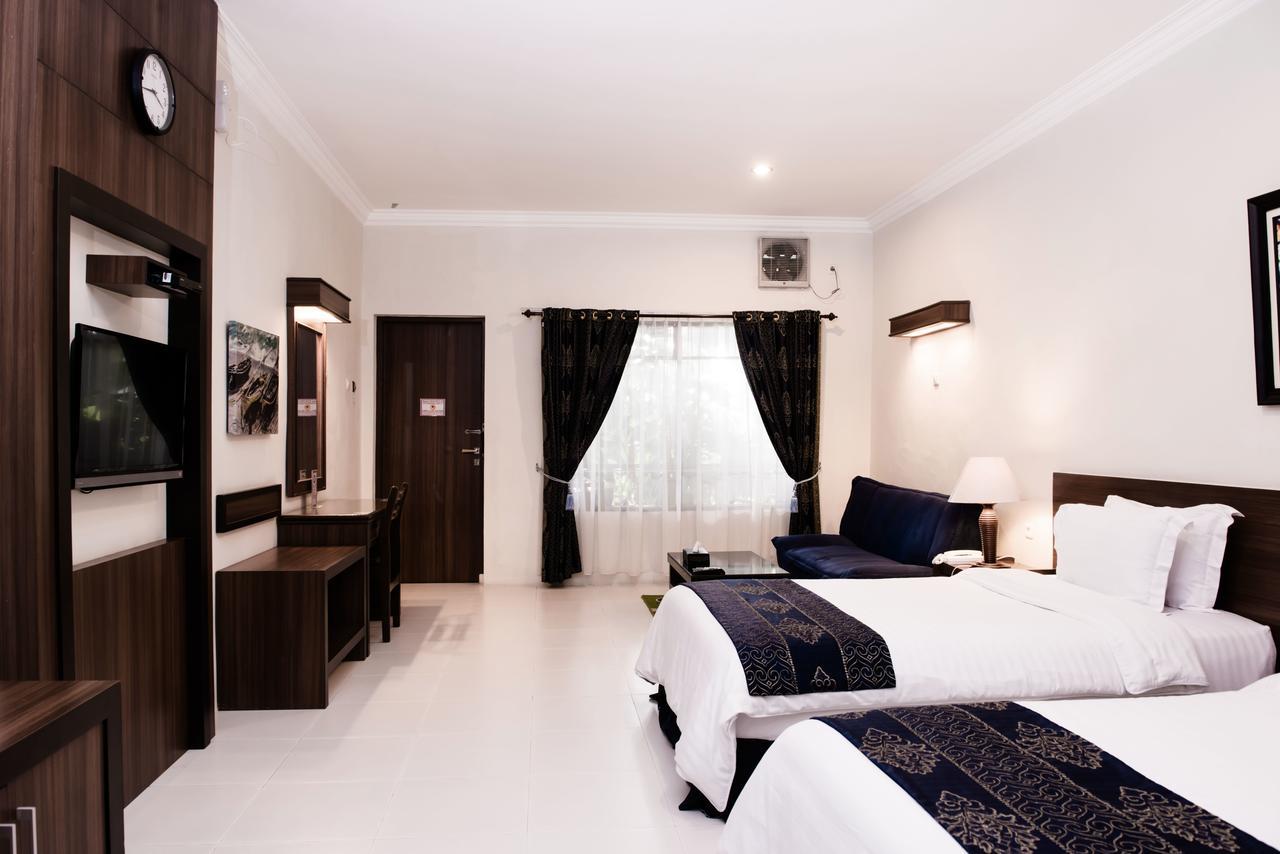 Atsari Hotel Parapat Buitenkant foto