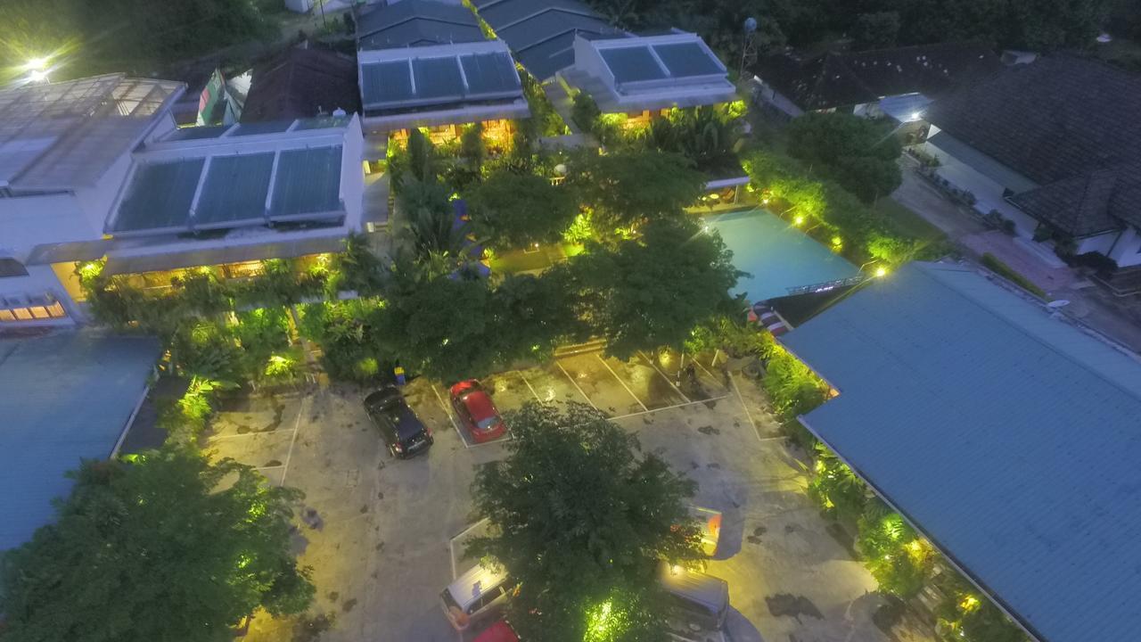 Atsari Hotel Parapat Buitenkant foto